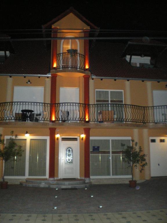 Mediterran-Apartmanok-Harkany Ngoại thất bức ảnh